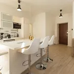Artstay - Near Metro, Train Station, Isola