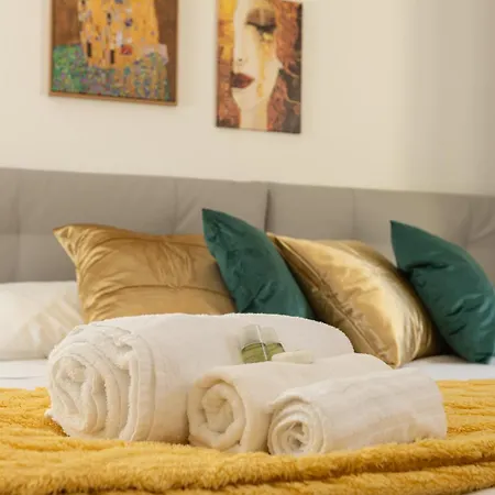 Artstay - Near Metro, Train Station, Isola Апартаменты